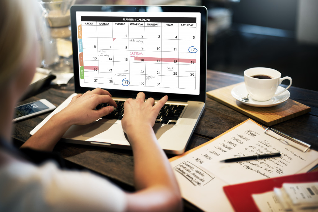 A busy woman working and schedule on an online calendar