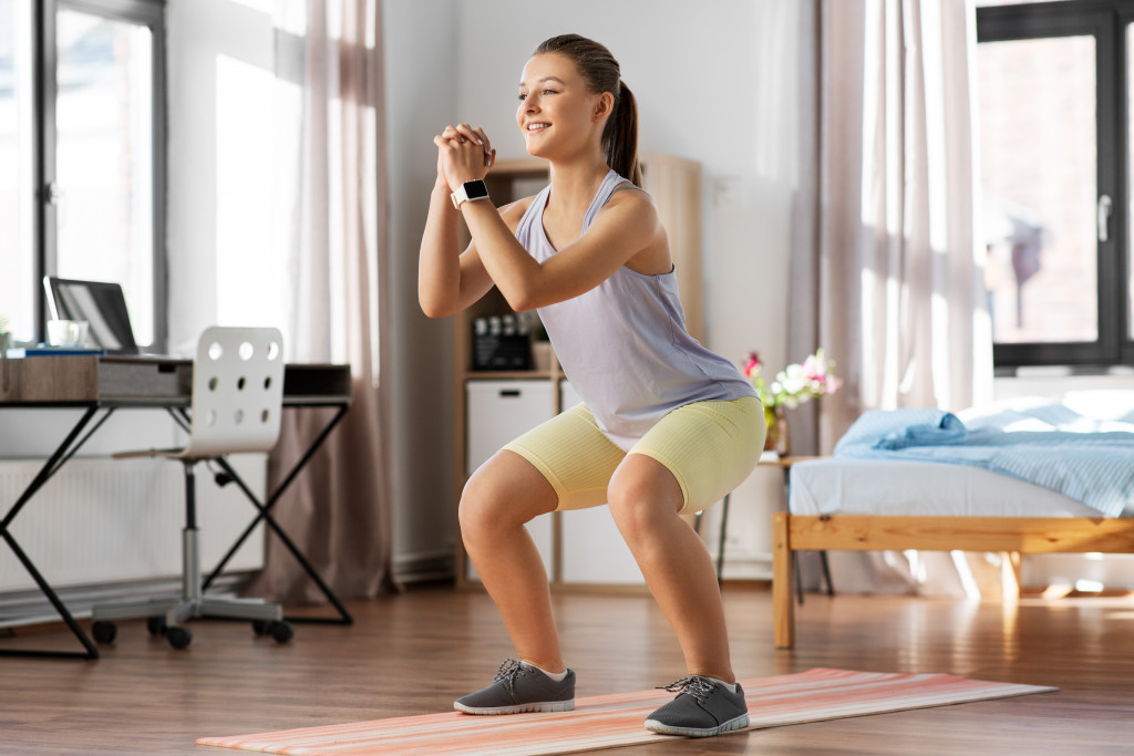 woman doing bodyweight squats at home